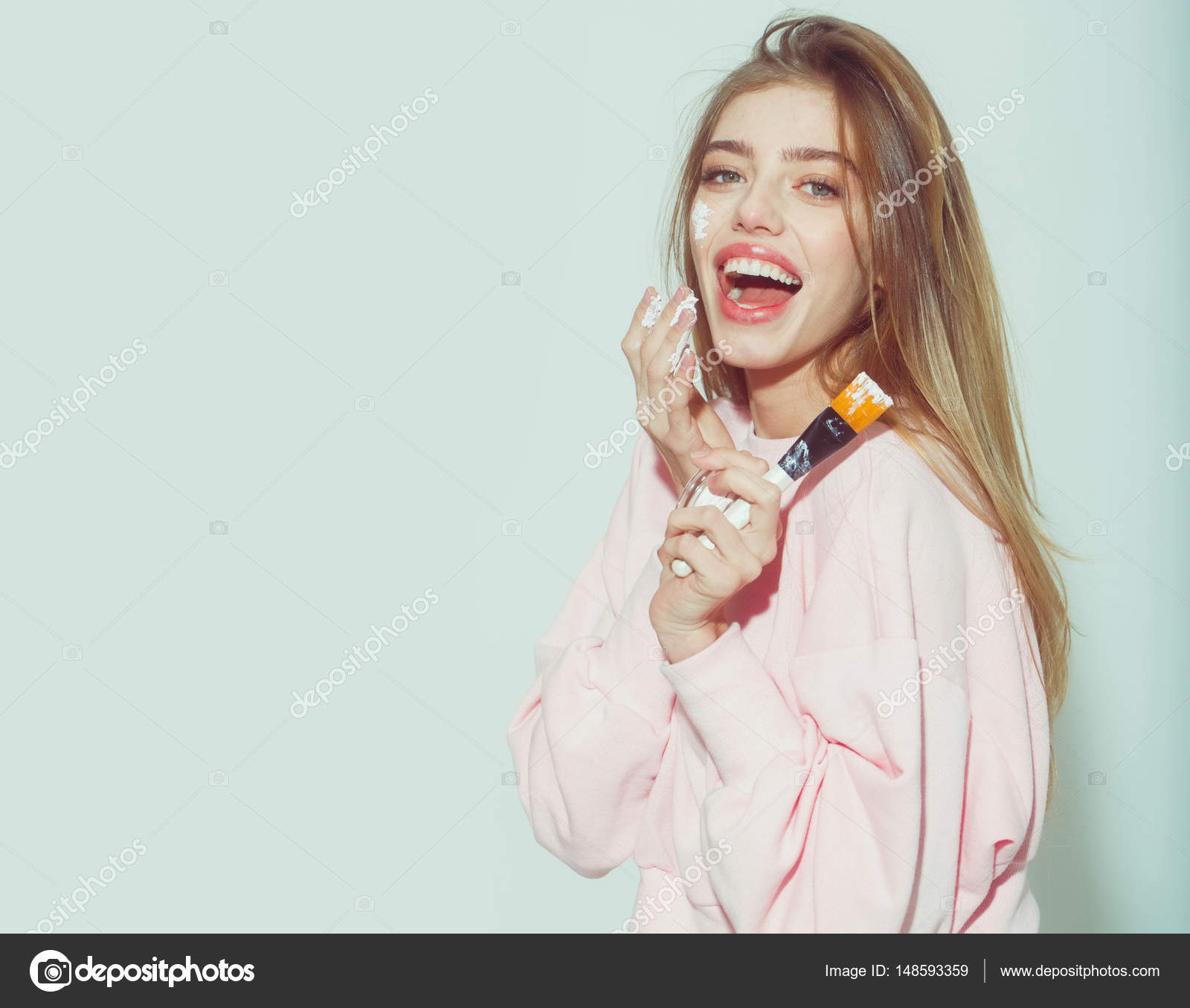 Menina Sem Maquiagem No Rosto Adorável E Cabelo Longo Loiro. Mulher Bonita  Posando No Vestido Azul No Fundo Branco. Cosméticos E Cuidados Com A Pele.  Cosmetologia. Beleza E Cabeleireiro Salão Foto Royalty