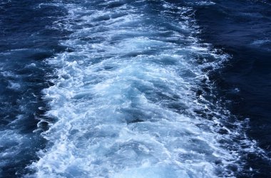 Uyku modundan çıkarma, izleme veya dalgalar ve köpük Denizi ile iz