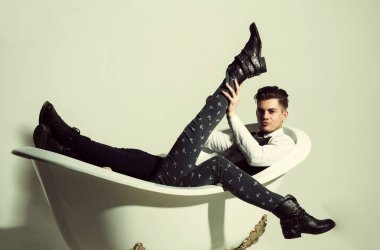 Yakışıklı adam ya da işadamı rahatlatıcı banyo kadın bacakları