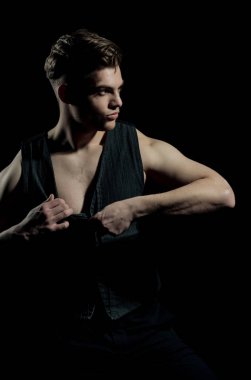 Yakışıklı adam unbuttoning yelek kas el ile