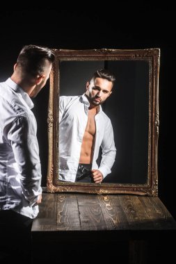 seksi atlet cesedin yanında vintage ayna ile kas maço adam