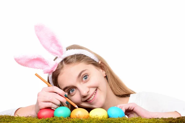 Feliz chica de Pascua en orejas de conejo con huevos de colores, lápiz — Foto de Stock