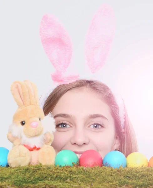 Feliz chica de Pascua en orejas de conejo con huevos de colores, conejo — Foto de Stock