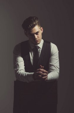 Yakışıklı adam veya Yöneticisi ile şık saç kesimi