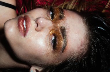 Tatil altın glitter makyaj güzel kız