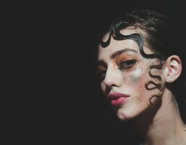 Tatil glitter makyaj moda güzel kızla