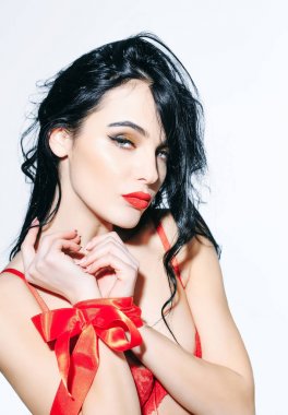 Kırmızı dudaklar ile seksi kadın, sütyen, şerit uzun saç