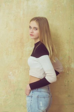 Şık kazaklı sarışın saçlı genç ve güzel kız