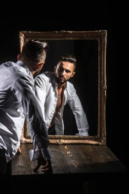 seksi atlet cesedin yanında vintage ayna ile kas maço adam