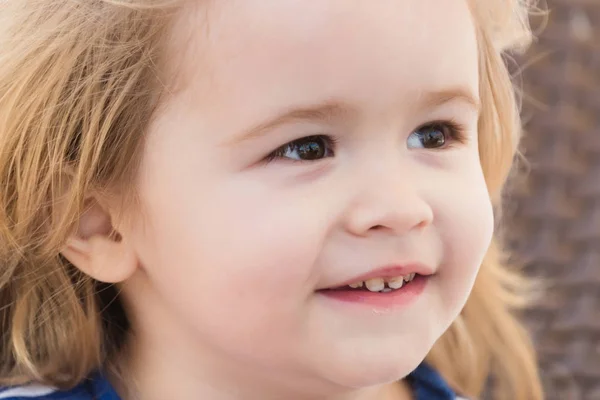 Feliz menino bonito sorrindo ao ar livre — Fotografia de Stock