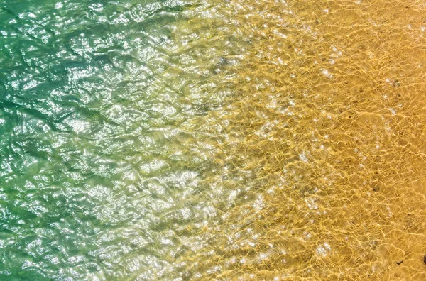 Brilhando água verde e amarela na piscina — Fotografia de Stock