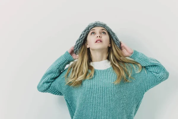 Rapariga bonita com cabelo loiro em camisola elegante, chapéu — Fotografia de Stock