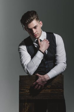 Yakışıklı adam veya Yöneticisi ile şık saç kesimi