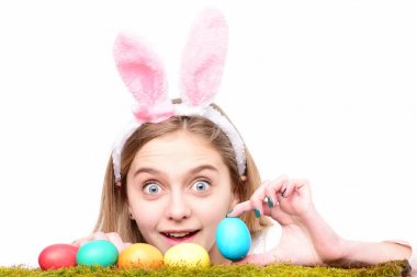 Mutlu Paskalya kız tavşan kulakları ile renkli boyalı yumurta