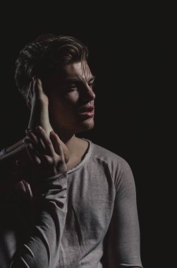 Yakışıklı adam bacaklı seksi, kadın yüzü üzerinde çıplak ayakla poz