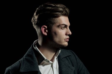 Ciddi yüzle poz şık sarışın saçlı yakışıklı adam