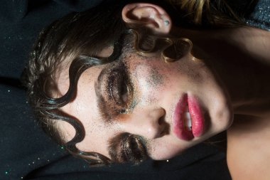 Tatil glitter makyaj moda güzel kızla