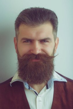 sakallı adam, acımasız beyaz hipster mutlu güler yüz ile