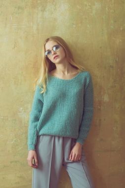 Güneş gözlüğü, kazak, etek sarı saçlı genç ve güzel kız