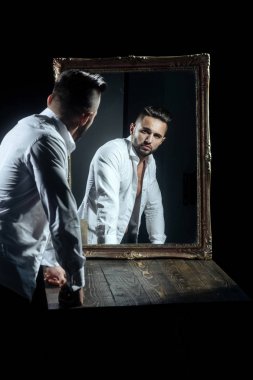 seksi atlet cesedin yanında vintage ayna ile kas maço adam