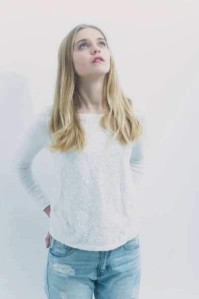 Hübsches junges Mädchen mit blonden Haaren — Stockfoto