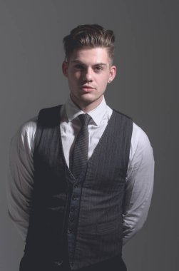 Yakışıklı adam veya moda modeli şık saç kesimi ile