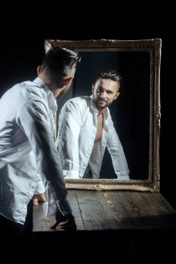 seksi atlet cesedin yanında vintage ayna ile kas maço adam