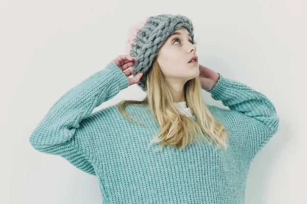 Pretty young girl with blond hair in fashionable sweater, hat — Stock Photo, Image