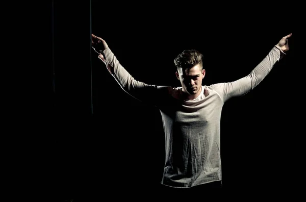 Beau homme avec une coupe de cheveux élégante en t-shirt gris — Photo