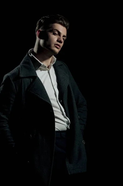 Hombre guapo posando en camisa blanca y abrigo oscuro — Foto de Stock