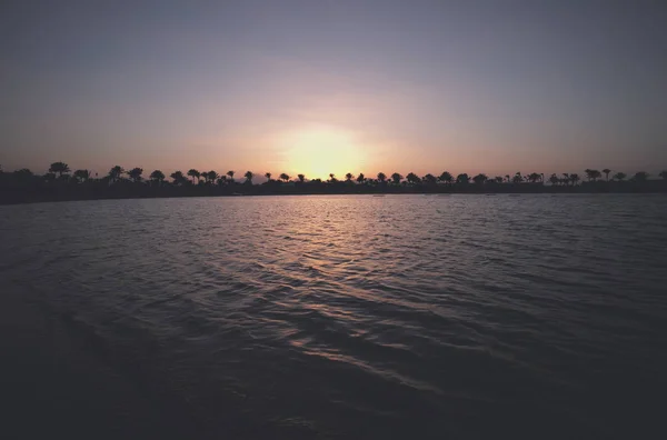 Schöner Sonnenuntergang am tropischen Strand — Stockfoto