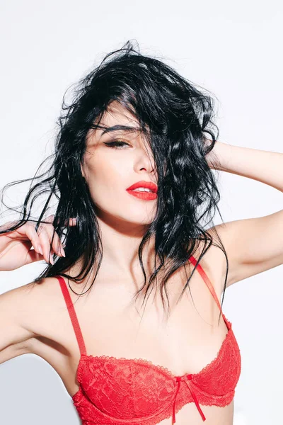 Sexy mujer con labios rojos, pelo largo en sujetador —  Fotos de Stock