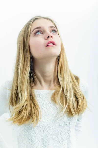 Ganska ung tjej med blont hår isolerad på vit — Stockfoto