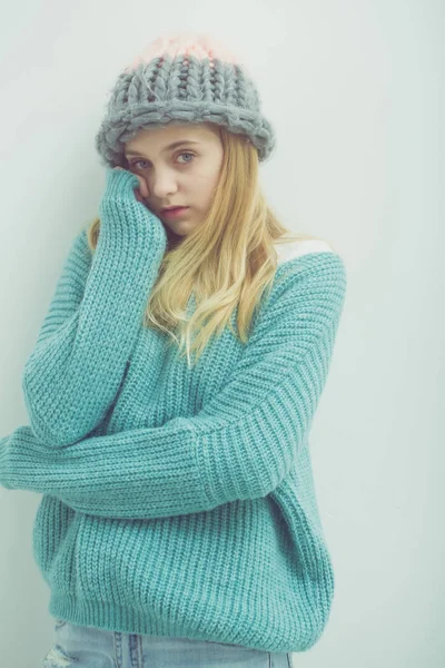 Hübsches junges Mädchen mit blonden Haaren im modischen Pullover, Hut — Stockfoto