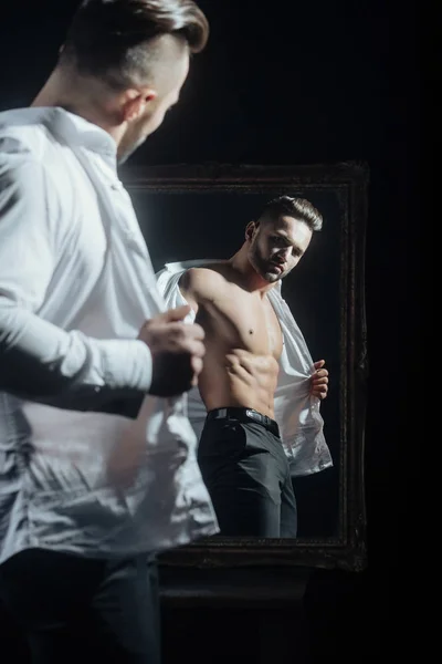 Homme macho musclé avec corps d'athlète sexy près miroir vintage — Photo