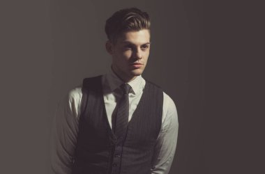 Yakışıklı adam veya moda modeli şık saç kesimi ile