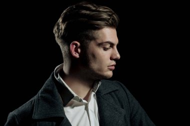 Ciddi yüzle poz şık sarışın saçlı yakışıklı adam