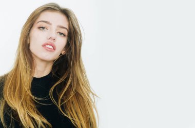 Siyah giysili uzun sarı saçlı güzel kız