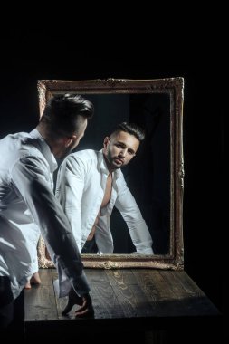 seksi atlet cesedin yanında vintage ayna ile kas maço adam