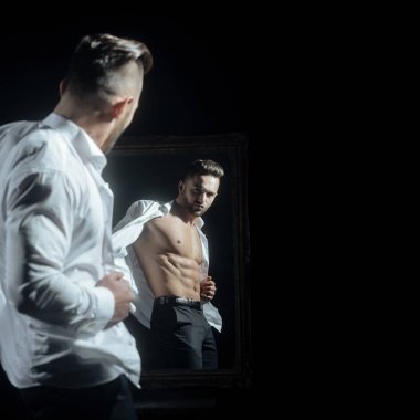 seksi atlet cesedin yanında vintage ayna ile kas maço adam