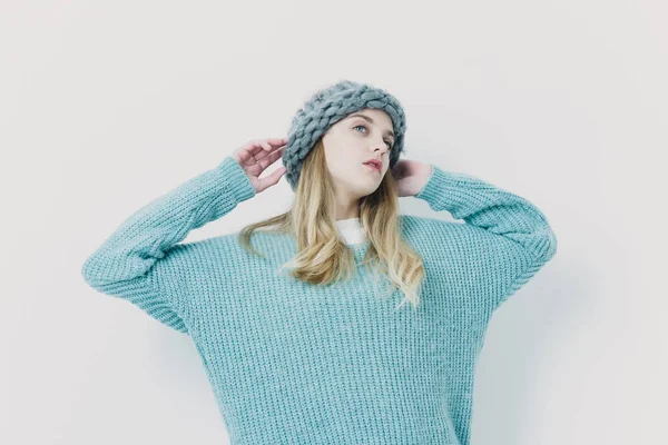 Красивая молодая девушка с светлыми волосами в модном свитере, шляпе — стоковое фото