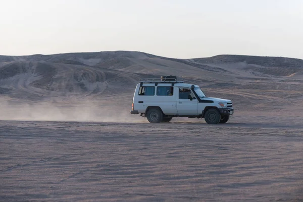 Carro jeep branco na superfície do deserto no Duna de areia — Fotografia de Stock