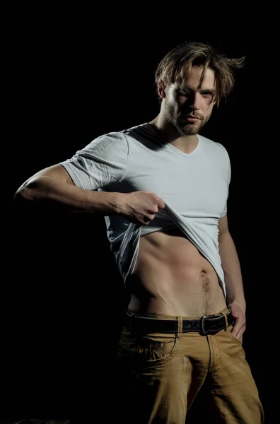 Hombre guapo en camiseta blanca mostrando sexy, torso muscular — Foto de Stock