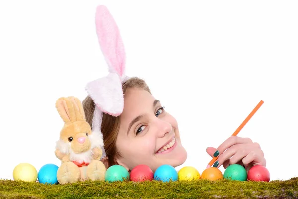 Ευτυχισμένος κορίτσι Πάσχα στα αυτιά λαγουδάκι με πολύχρωμα αυγά, μολύβι — Φωτογραφία Αρχείου