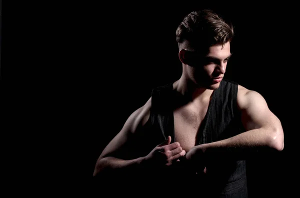 Bel homme déboutonner gilet avec les mains musclées — Photo