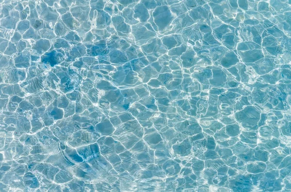 Λάμπει το νερό στην πισίνα — Φωτογραφία Αρχείου