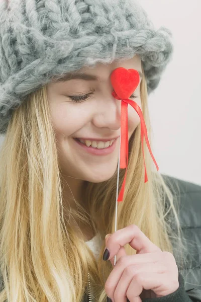 Bastante joven feliz chica en sombrero de moda con corazón rojo —  Fotos de Stock