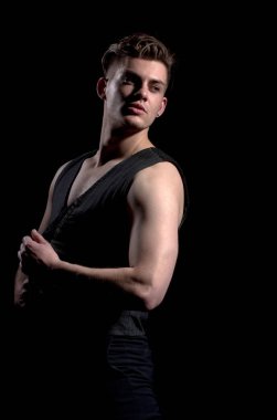 Yakışıklı adam unbuttoning yelek kas el ile