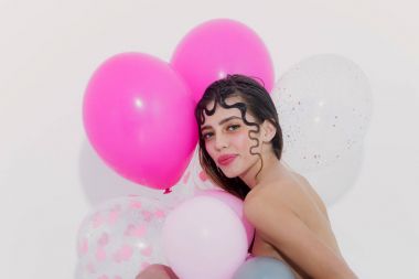 Güzel kızla mutlu Parti balonları