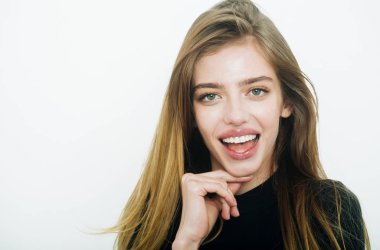 Uzun sarı saçlı mutlu güzel kız